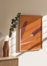 Cuadro decorativo de estilo orgánico y ilustración colocado en salón, espigas botánicas al sol en tonos cálidos, modelo Espigas al Sol