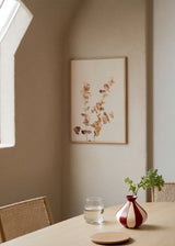 Cuadro decorativo de estilo minimalista y orgánico colocado en salón, ramas de eucalipto dorado minimalistas, modelo Eucalyptus Gold No 02