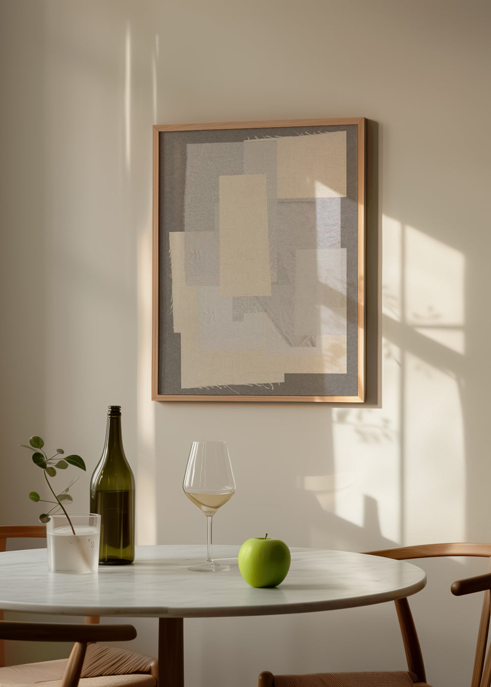 Tableau de collage textile abstrait avec découpes superposées en écru, beige doux, gris perle et blanc cassé, dans un style équilibré et apaisant pour décoration murale. Disponible sur kudeko.com