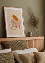 Gerahmtes Wandbild mit organischen Formen in Beige, Terrakotta, Hellbraun und Off-White, abstraktem Boho-Motiv, minimalistischer Gestaltung und weicher Linienführung. Erhältlich auf kudeko.com