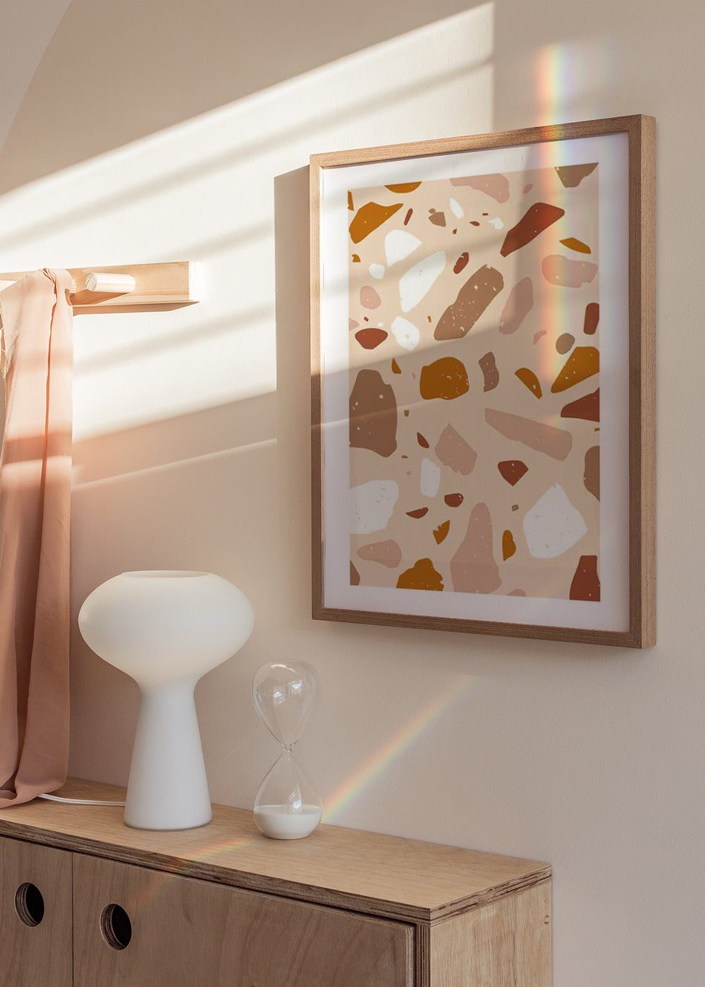 Tableau avec formes organiques irrégulières inspirées du terrazzo, en beige, terracotta, moutarde, blanc cassé et brun chaud, de style abstrait contemporain. Disponible sur kudeko.com