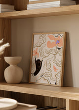 Cuadro decorativo de estilo minimalista y orgánico colocado en salón, ilustración floral orgánica en tonos suaves, modelo Fleur