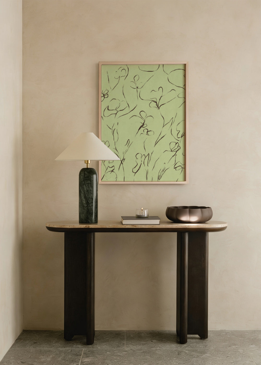 Wandbild mit Blumen in geschwungenen Linien, feinen Stängeln, sanft grünem Hintergrund, dunklen Konturen und leichter botanischer Komposition im minimalistischen Stil. Erhältlich auf kudeko.com