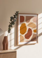 Wandbild mit unregelmäßigen organischen Formen in Beige, Terrakotta, Karamell und Hellbraun, mit ausgewogener abstrakter Komposition und Bohème-Stil auf hellem Hintergrund. Erhältlich auf kudeko.com