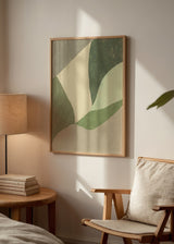 Gerahmtes Wandbild mit geometrischen und organischen Formen in Olivgrün, Salbeigrün, Creme und Beige, mit sanfter ausgewogener abstrakter Komposition im zeitgenössischen Stil. Erhältlich auf kudeko.com
