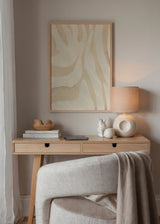 Cuadro decorativo de estilo minimalista y orgánico colocado en salón, formas orgánicas abstractas en tonos arena, modelo Huella Clara