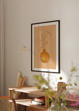 Cuadro decorativo de estilo minimalista y orgánico colocado en salón, jarrón bohemio con hojas en tonos terracota, modelo Jarrón Bohemio II