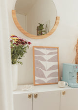 Cuadro decorativo de estilo minimalista y orgánico colocado en salón, hoja botánica en tonos beige suaves, modelo Leaf Patterns in Soft Beige Tones