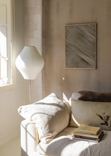 Cuadro decorativo de estilo minimalista y orgánico colocado en salón, textura abstracta en tonos lino y arena, modelo Lino Salvaje