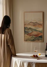 Wandbild mit übereinanderliegenden Bergen in Ocker, Terrakotta, Beige, Olivgrün und sanftem Grau, im Natur- und Landschaftsstil mit klarer Gestaltung. Erhältlich auf kudeko.com