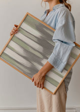 Wandbild mit weich verschwommenen vertikalen Streifen in Olivgrün, Taupegrau, Off-White und sanftem Schwarz, in ruhigem modernem abstraktem Stil. Erhältlich auf kudeko.com