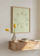 Wandbild mit kreisförmiger Komposition aus stilisierten Blättern und Blumen in Beige auf hellgrünem Hintergrund, mit sanfter Textur und ruhigem floralem Stil. Erhältlich auf kudeko.com