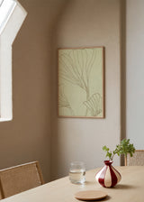 Wandbild mit stilisierten botanischen Blättern auf sehr hellgrünem Hintergrund, feinen beigen Linien, organischer Komposition und minimalistischem Stil für eine natürliche Wandgestaltung. Erhältlich auf kudeko.com