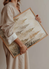 Wandbild mit Nadelwald im Nebel in Beige, Sand, Taupe und Rauchbraun, im ruhigen Natur- und Landschaftsstil mit weicher Tiefenwirkung. Erhältlich auf kudeko.com