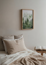 Wandbild mit einem Nadelwald im Nebel, in sanften Grüntönen, hellem Grau und gebrochenem Weiß, im Natur- und Landschaftsstil gestaltet. Erhältlich auf kudeko.com