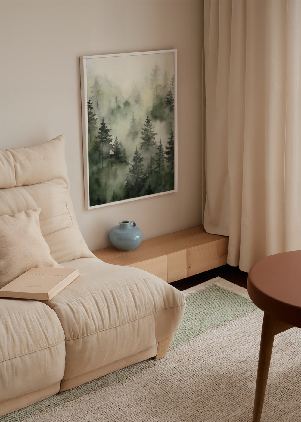 Quadro emoldurado com floresta de pinheiros entre neblina, com camadas de árvores em verde sálvia, cinzento suave e bege claro, em estilo natureza e paisagem. Disponível em kudeko.com