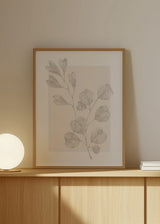 Wandbild mit botanischem Zweig und abgerundeten Blättern aus grauen Punkten auf sanft beigem Hintergrund, im minimalistischen Stil mit klarer Gestaltung und natürlicher Wirkung. Erhältlich auf kudeko.com