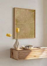 Cuadro decorativo de estilo minimalista y orgánico colocado en salón, pradera abstracta en tonos tierra suaves, modelo Pradera Velada