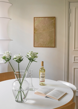 Cuadro decorativo de estilo minimalista y orgánico colocado en salón, pradera abstracta en tonos suaves, modelo Pradera Velada