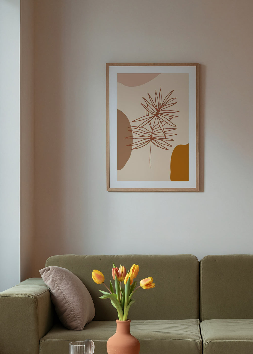 Wandbild mit botanischen Blättern in feiner Linienzeichnung auf beigem Hintergrund, organische Formen in Terrakotta und Senfgelb, minimalistischer Stil für ruhige Wandgestaltung. Erhältlich auf kudeko.com