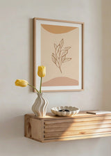 Gerahmtes Wandbild mit Blattzweig in brauner Linienzeichnung auf beigem Hintergrund, organischen Formen in Sand und sanftem Terrakotta, minimalistisch und natürlich gestaltet. Erhältlich auf kudeko.com