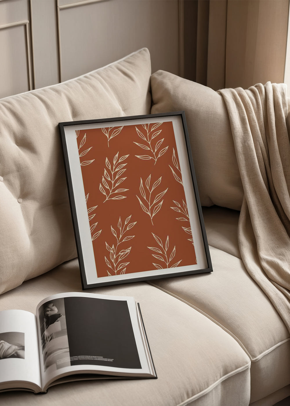 Quadro com ramos de folhas em linhas creme sobre fundo terracota quente, composição botânica repetida de estilo floral contemporâneo em tons terra. Disponível em kudeko.com