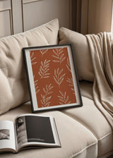Cuadro decorativo de estilo minimalista y orgánico colocado en salón, ramas bohemias en terracota, modelo Ramas Bohemias II