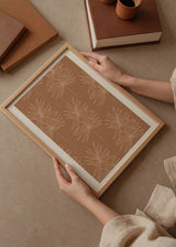 Cuadro decorativo de estilo minimalista y orgánico colocado en salón, ramas bohemias en trazos minimalistas, modelo Ramas Bohemias III