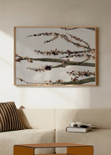 Cuadro decorativo de estilo minimalista y orgánico colocado en salón, ramas de cerezo en acuarela, modelo Ramas de cerezo