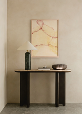 Cuadro decorativo de estilo minimalista y abstracto colocado en salón, ramas suaves en acuarela abstracta, modelo Ramas Suaves