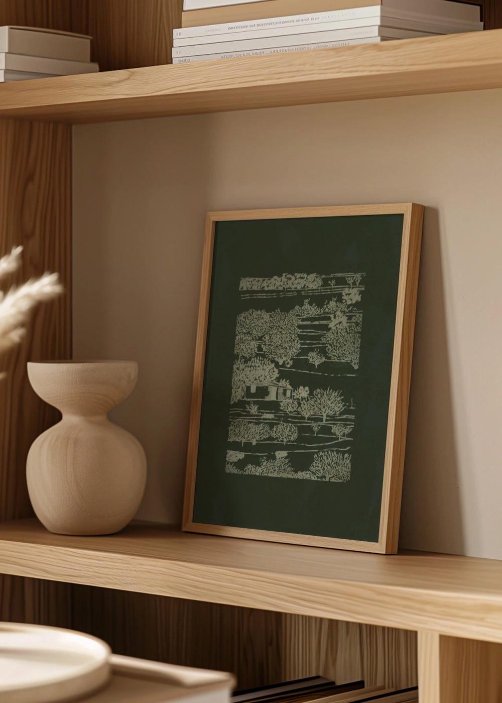 Dekoratives Wandbild im minimalistischen und organischen Stil in einem Wohnzimmer, lineare Landschaft mit Feldern und Bäumen, Modell Rasgado lineal cultivos. Erhältlich auf kudeko.com