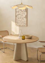 Cuadro decorativo de estilo minimalista y orgánico colocado en sala, composición abstracta orgánica en tonos arena, modelo Rastro Menudo