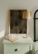 Cuadro decorativo de estilo minimalista y orgánico colocado en salón, composición abstracta orgánica en tonos tierra, modelo Reflejos del Tiempo