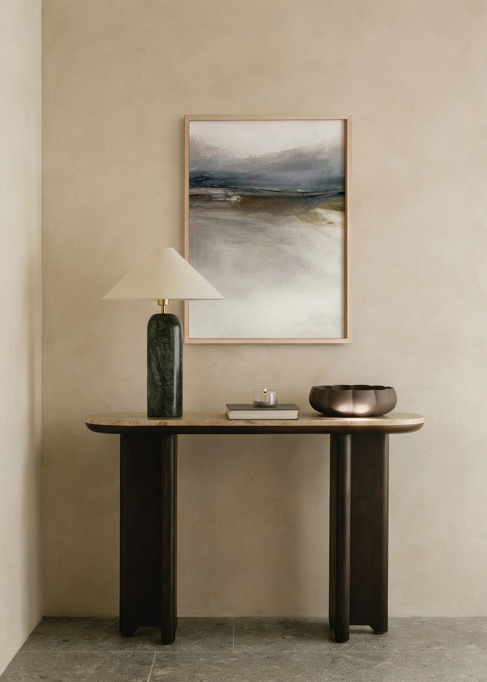 Cuadro decorativo de estilo minimalista y orgánico colocado en salón, paisaje abstracto rural en tonos neutros, modelo Rural 1