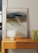 Gerahmtes Wandbild mit abstrakter Komposition aus geschwungenen Formen in Beige, Creme, Rauchgrau, Schwarz und sanftem Olivgrün, im modernen reduzierten Stil. Erhältlich auf kudeko.com