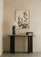 Wandbild im minimalistischen Stil mit Schatten von Zweigen auf neutralem Hintergrund, ideal für eine ruhige und natürliche Dekoration. Erhältlich auf kudeko.com