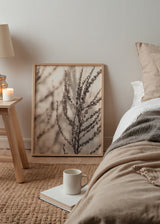 Quadro minimalista com ramos em tons suaves e neutros, ideal para uma decoração natural e moderna. Disponível em kudeko.com