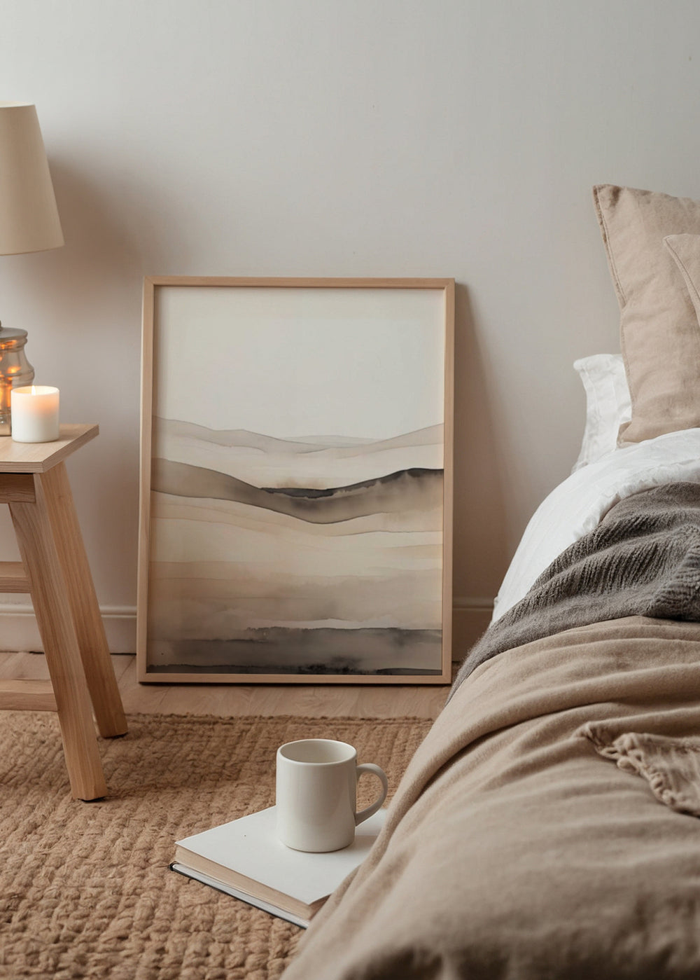 Tableau avec composition abstraite d’horizon en couches ondulées beige, sable, crème, gris fumée et noir doux, dans un style abstrait pour décoration murale contemporaine. Disponible sur kudeko.com