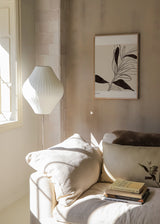 Wandbild mit länglichen botanischen Zweigen und Blättern in Schwarz auf hellbeigem Hintergrund, pflanzliche Komposition im minimalistischen Stil mit feinen Linien und ruhiger Wirkung. Erhältlich auf kudeko.com