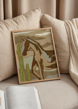 Cuadro decorativo de estilo minimalista y orgánico colocado en salón, caballo salvaje en paisaje desértico, modelo Wild Desert Horse