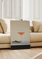 Tableau carré minimaliste d'une coupe avec une boisson pétillante. Disponible sur kudeko.com.