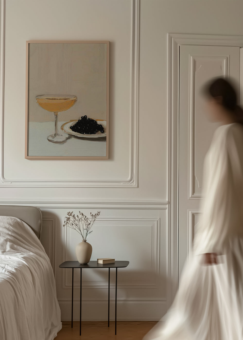Minimalistisches Wandbild mit einer eleganten Schale und dunklen Früchten. Erhältlich auf kudeko.com