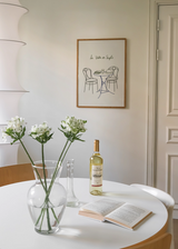 Cuadro decorativo de estilo minimalista y sereno colocado en comedor, ilustración minimalista de mesa y sillas con frase inspiradora, modelo La vida es simple