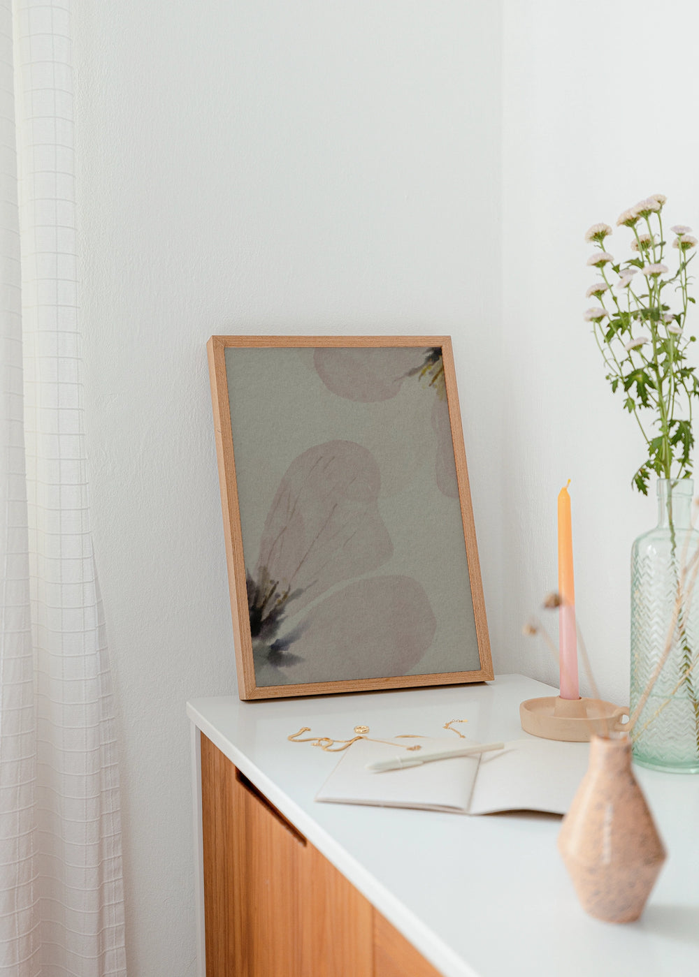 Cuadro decorativo de estilo minimalista y sereno colocado en dormitorio, pétalos florales en rosa suave, modelo Pétalos al Alba