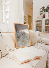 Cuadro decorativo de estilo minimalista y sereno colocado en dormitorio, fotografía serena de flores blancas, modelo White Flowers 6