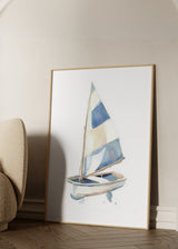 Tableau encadré avec petit voilier enfant, coque claire, voiles blanches, détails bleu doux, fond clair et style marin délicat pour chambre de bébé. Disponible sur kudeko.com