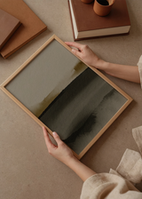 Cuadro decorativo de estilo minimalista y sereno colocado en sala, paisaje abstracto en sombras neutras, modelo Horizonte de Sombra