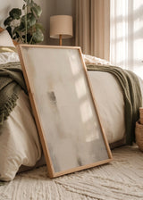 Cuadro decorativo de estilo minimalista y sereno colocado en salón, pintura abstracta en tonos neutros, modelo Brochazos Neutral II