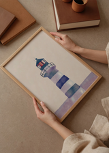 Cuadro decorativo de estilo minimalista y sereno colocado en salón, faro costero en tonos azules, modelo Faro Reflejos Azules