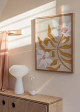 Tableau avec grandes fleurs blanches, feuilles ocres et moutarde, fond beige et style floral aux formes épurées pour une décoration murale chaleureuse et équilibrée. Disponible sur kudeko.com